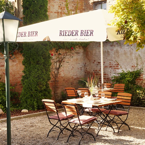 Gastroschirm mit Markenlogo