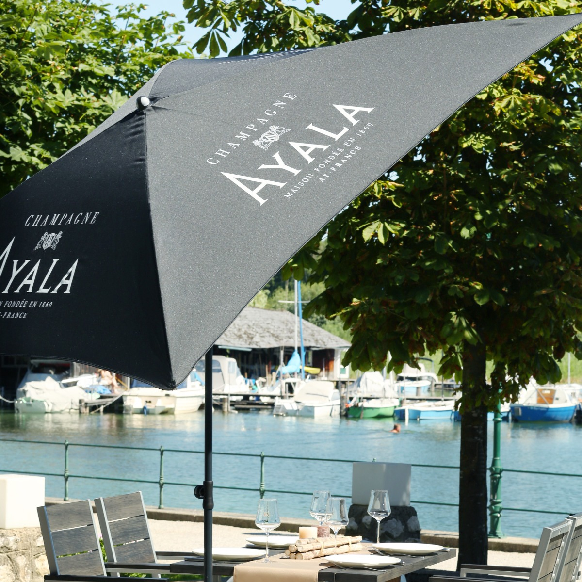 Sonnenschirm mit Markenlogo