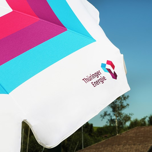 Sonnenschirm mit Firmenlogo