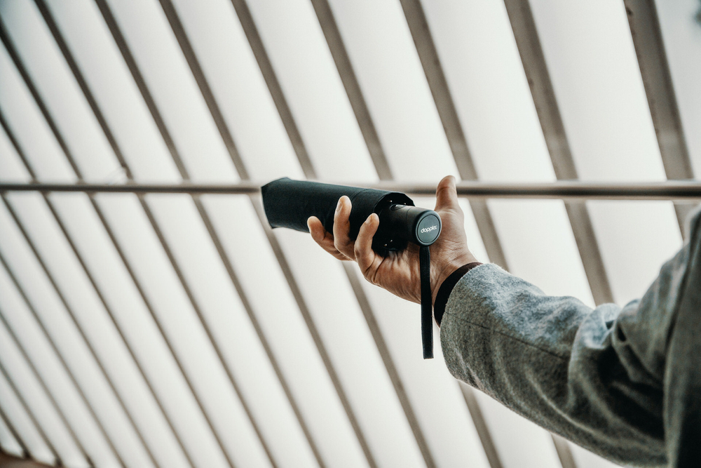 Mann mit Taschenschirm in der Hand