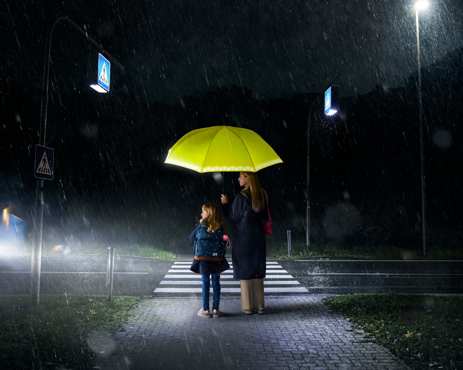 Mutter und Kind mit Regenschirm mit reflektierenden Elementen Mutter und Kind mit Regenschirm mit reflektierenden Elementen
